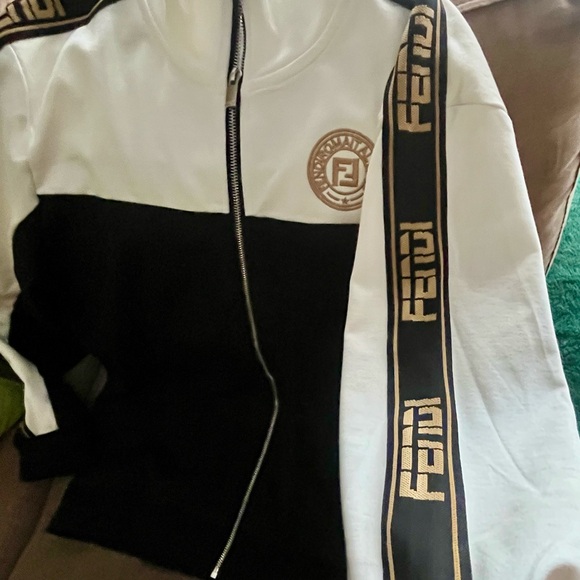 Preowned Fendi Roma Tracksuit size 2XL, but fitted like a large. Made in 🇮🇹 - Picture 6 of 10
